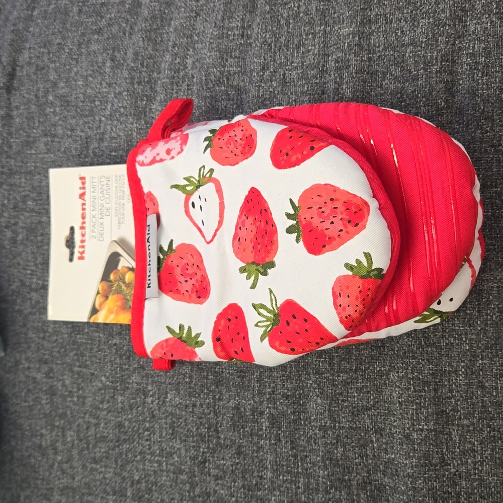 New Kitchenaid 2 pack strawberry mini mitts